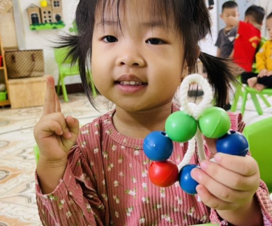 CÁC BẠN LỚP NHÀ TRẺ B KHÉO TAY LÀM VÒNG XINH